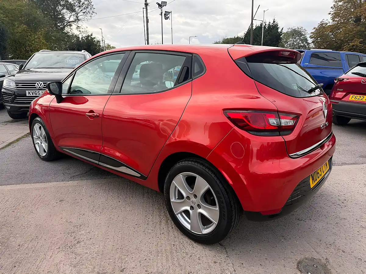 Used 2014 Renault Clio Dynamique Medianav Red - Interior and Exterior details 3
