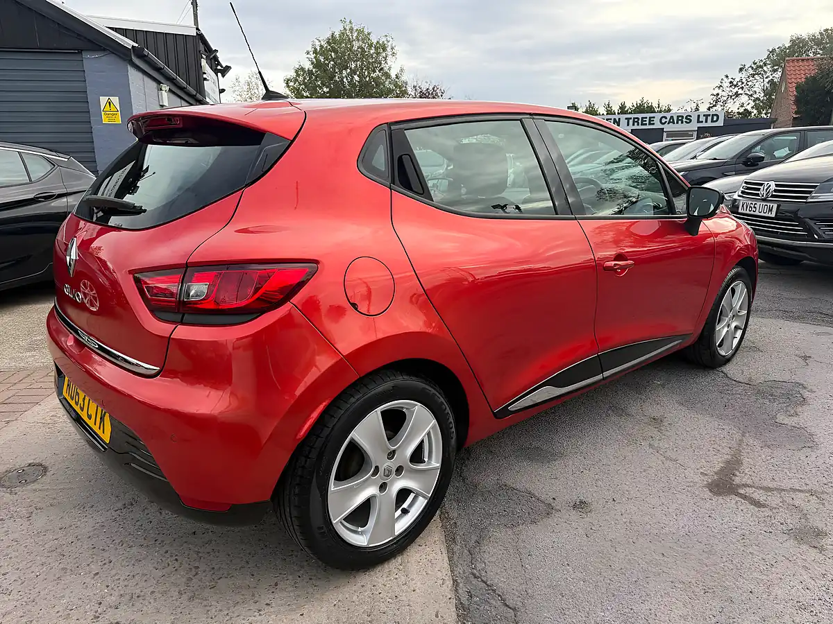 Used 2014 Renault Clio Dynamique Medianav Red - Interior and Exterior details 4