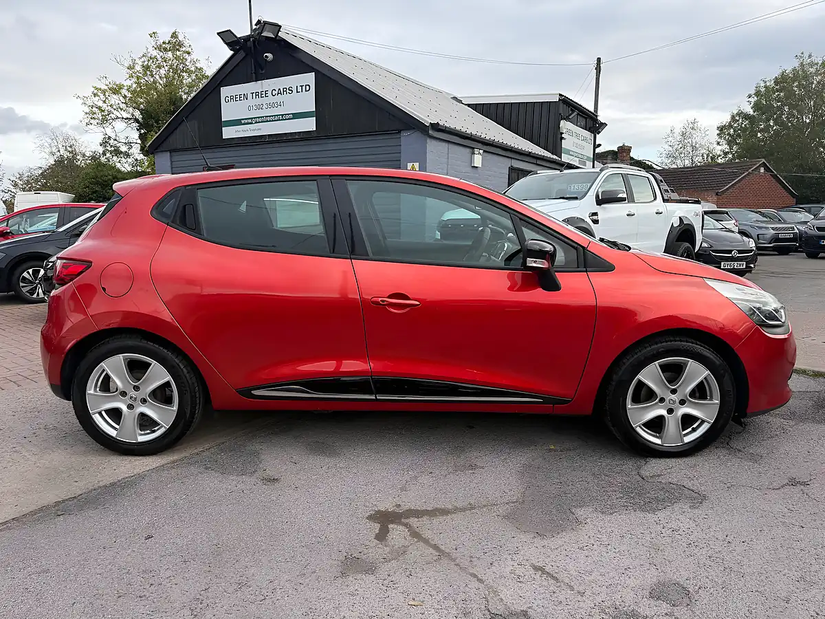 Used 2014 Renault Clio Dynamique Medianav Red - Interior and Exterior details 7