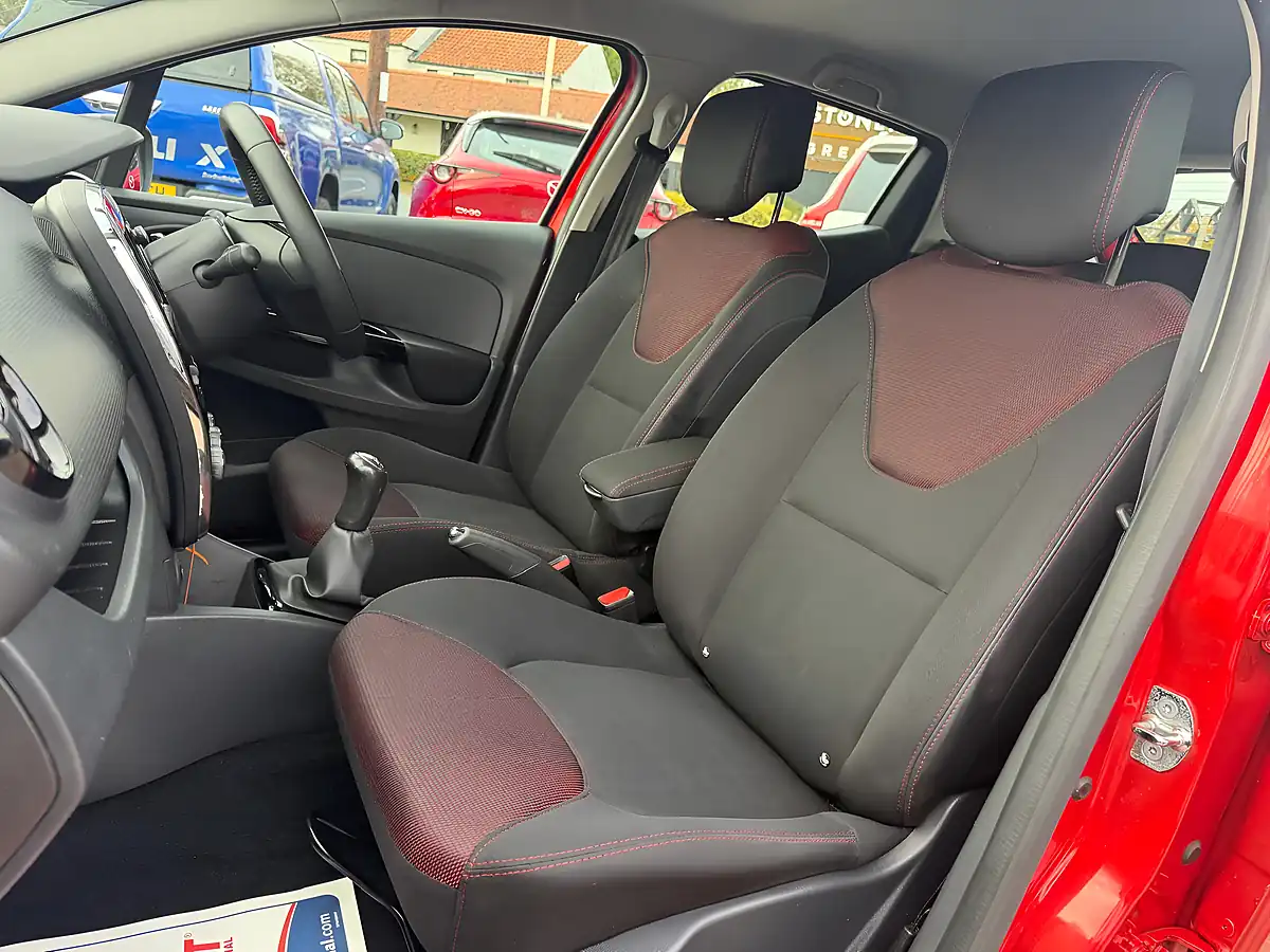 Used 2014 Renault Clio Dynamique Medianav Red - Interior and Exterior details 9