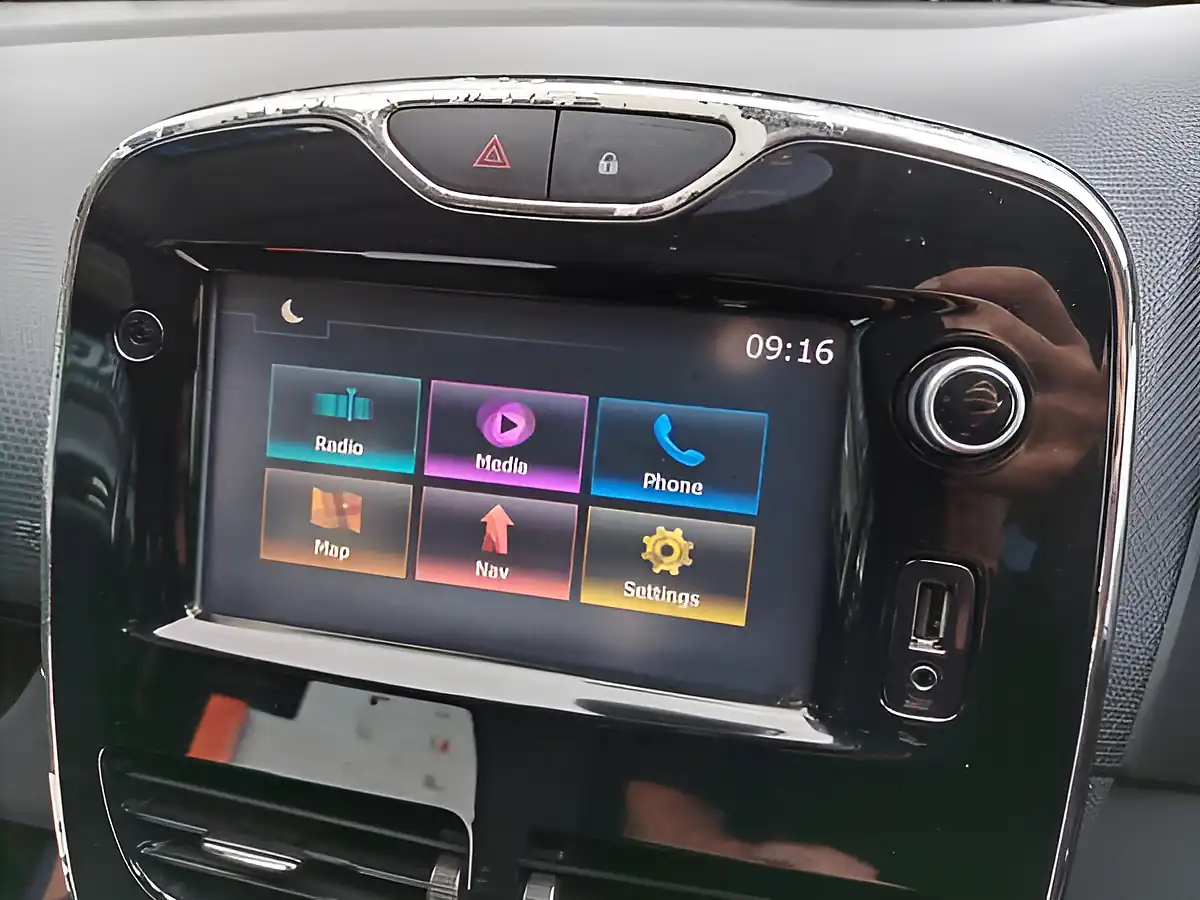 Used 2014 Renault Clio Dynamique Medianav Silver - Interior and Exterior details 14
