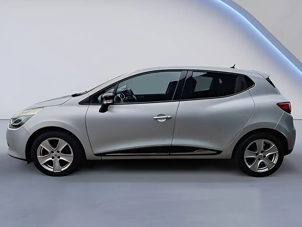 Used 2014 Renault Clio Dynamique Medianav Silver - Interior and Exterior details 16
