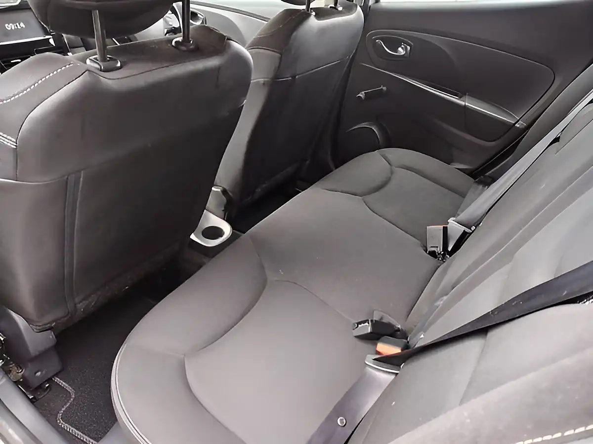 Used 2014 Renault Clio Dynamique Medianav Silver - Interior and Exterior details 6