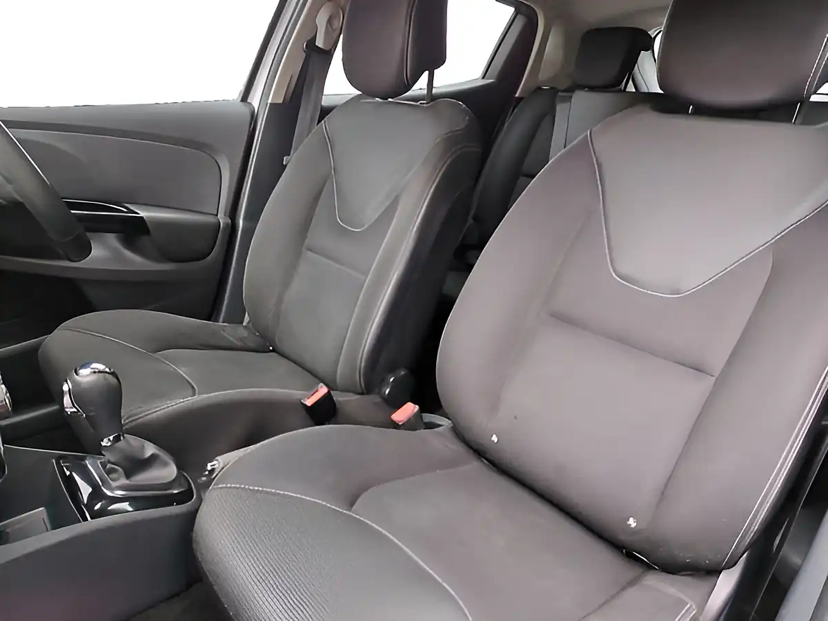 Used 2014 Renault Clio Dynamique Medianav Silver - Interior and Exterior details 9
