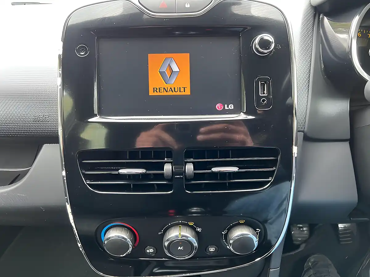 Used 2014 Renault Clio Dynamique Medianav Silver - Interior and Exterior details 14