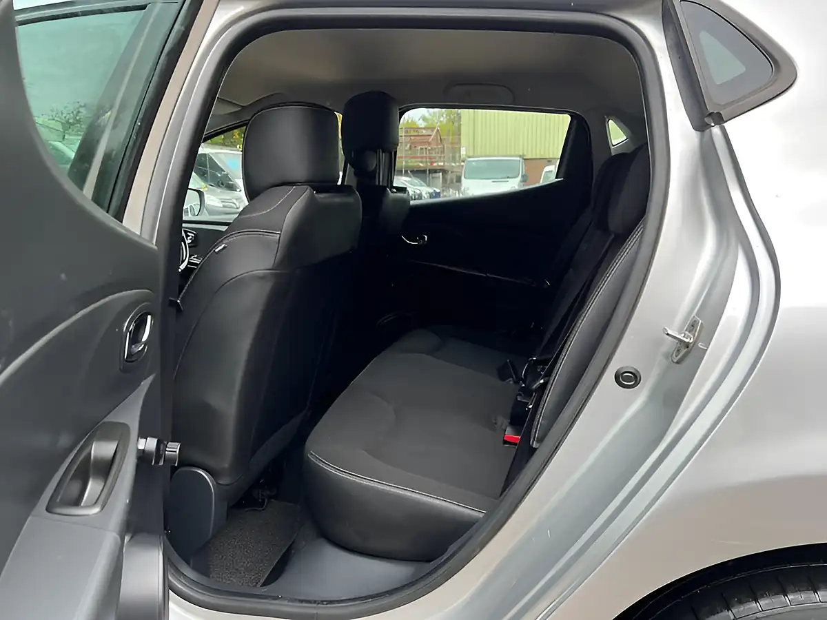 Used 2014 Renault Clio Dynamique Medianav Silver - Interior and Exterior details 16