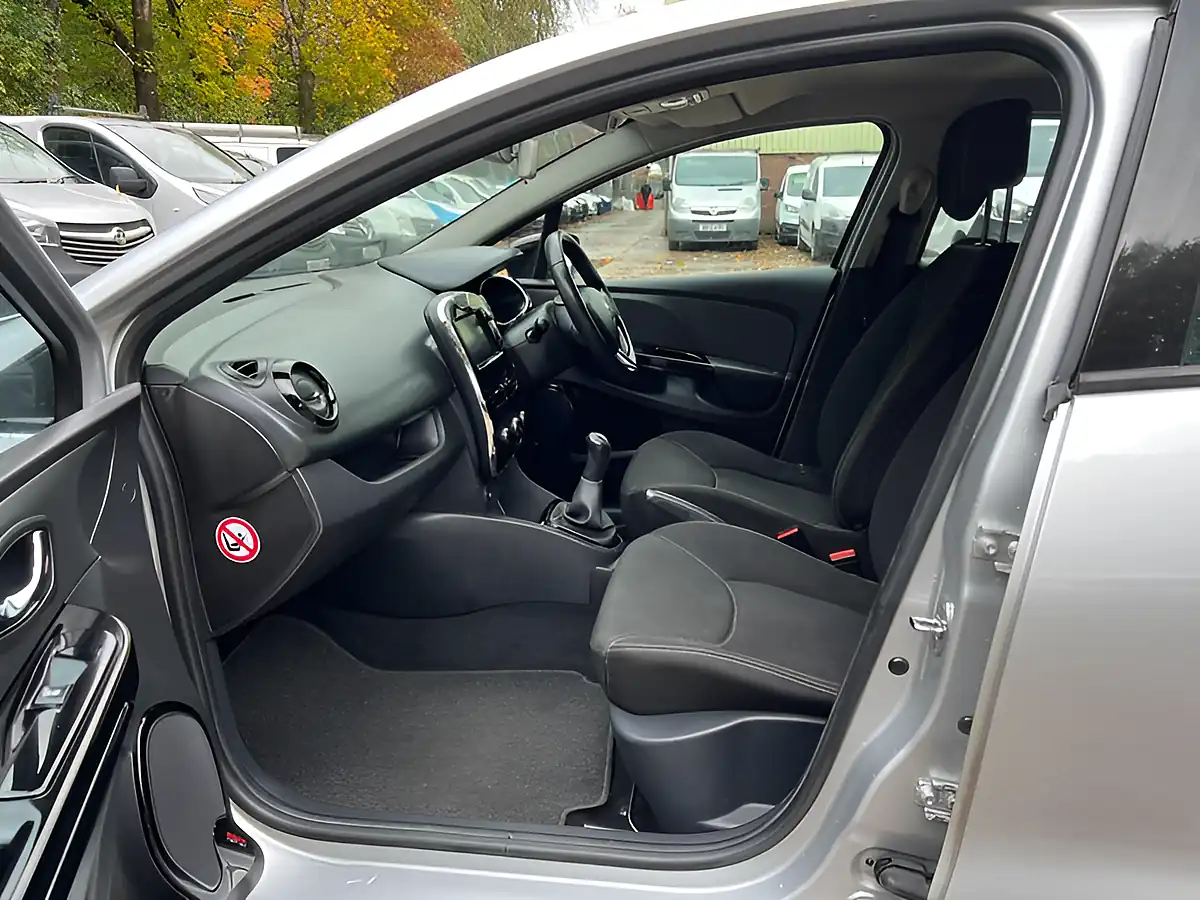 Used 2014 Renault Clio Dynamique Medianav Silver - Interior and Exterior details 17