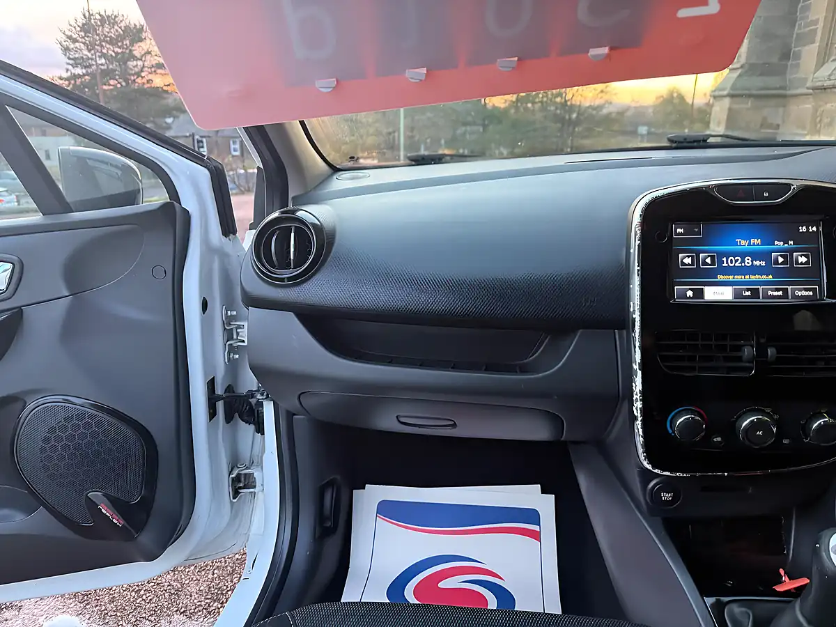 Used 2014 Renault Clio Dynamique Medianav White - Interior and Exterior details 15