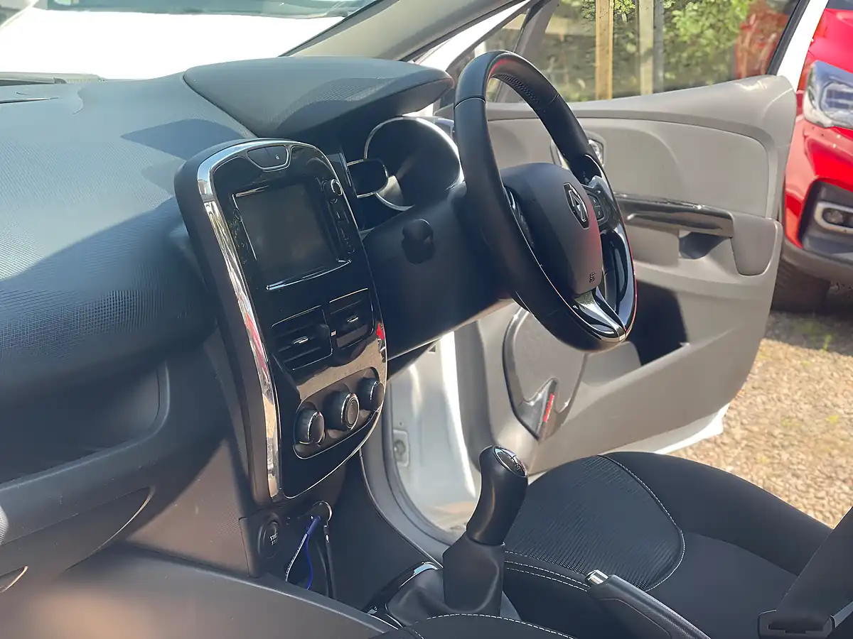 Used 2014 Renault Clio Dynamique Medianav White - Interior and Exterior details 18