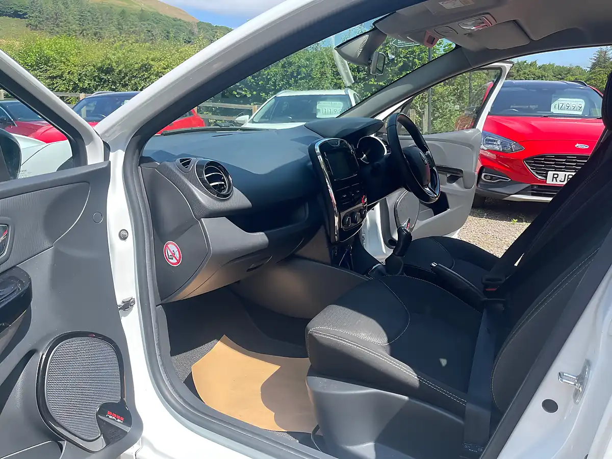 Used 2014 Renault Clio Dynamique Medianav White - Interior and Exterior details 19