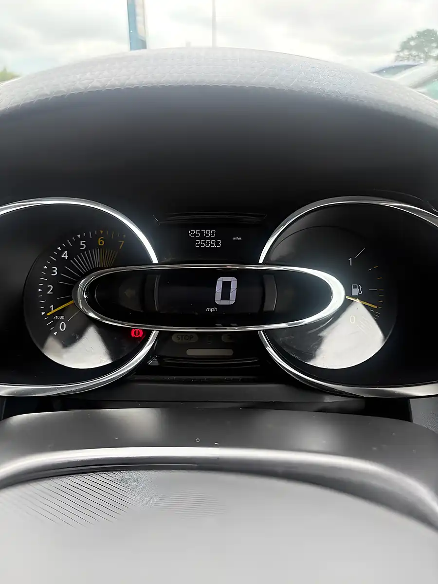 Used 2014 Renault Clio Dynamique Medianav White - Interior and Exterior details 11