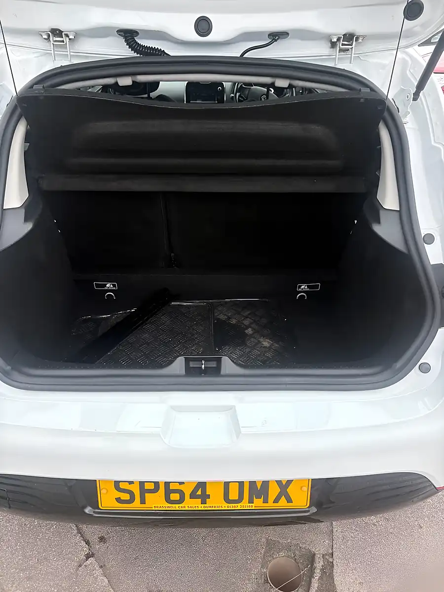 Used 2014 Renault Clio Dynamique Medianav White - Interior and Exterior details 7