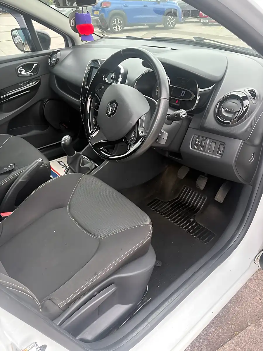 Used 2014 Renault Clio Dynamique Medianav White - Interior and Exterior details 9