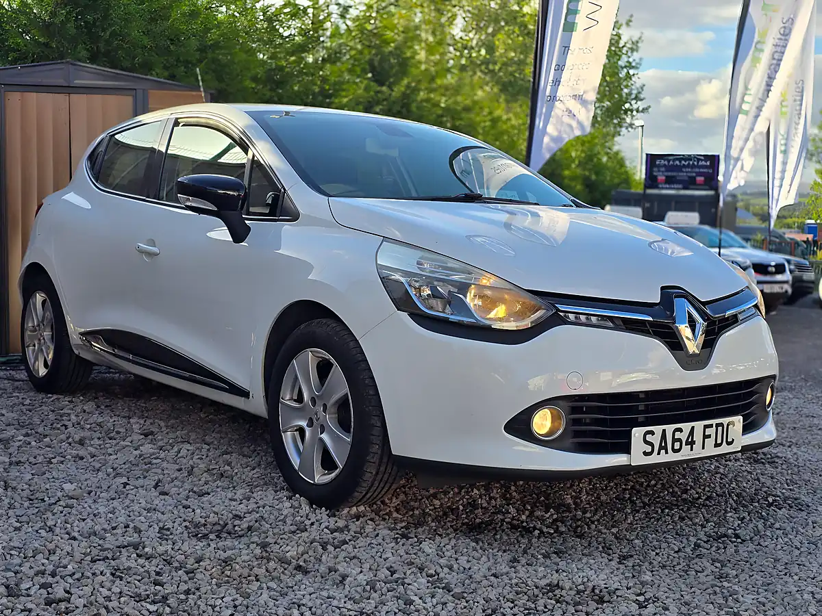 Used 2014 Renault Clio Dynamique Medianav White - Interior and Exterior details 8
