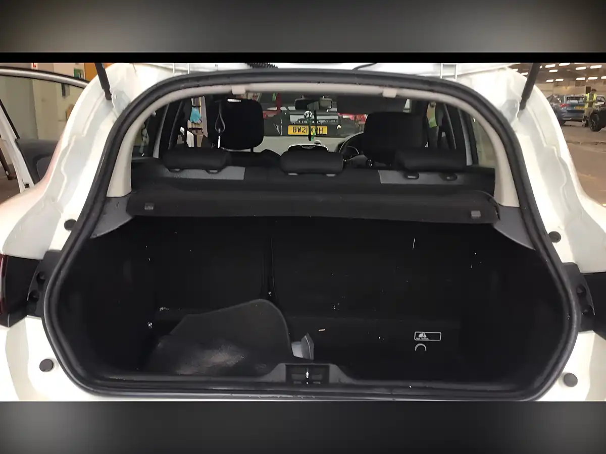 Used 2014 Renault Clio Dynamique Medianav White - Interior and Exterior details 11