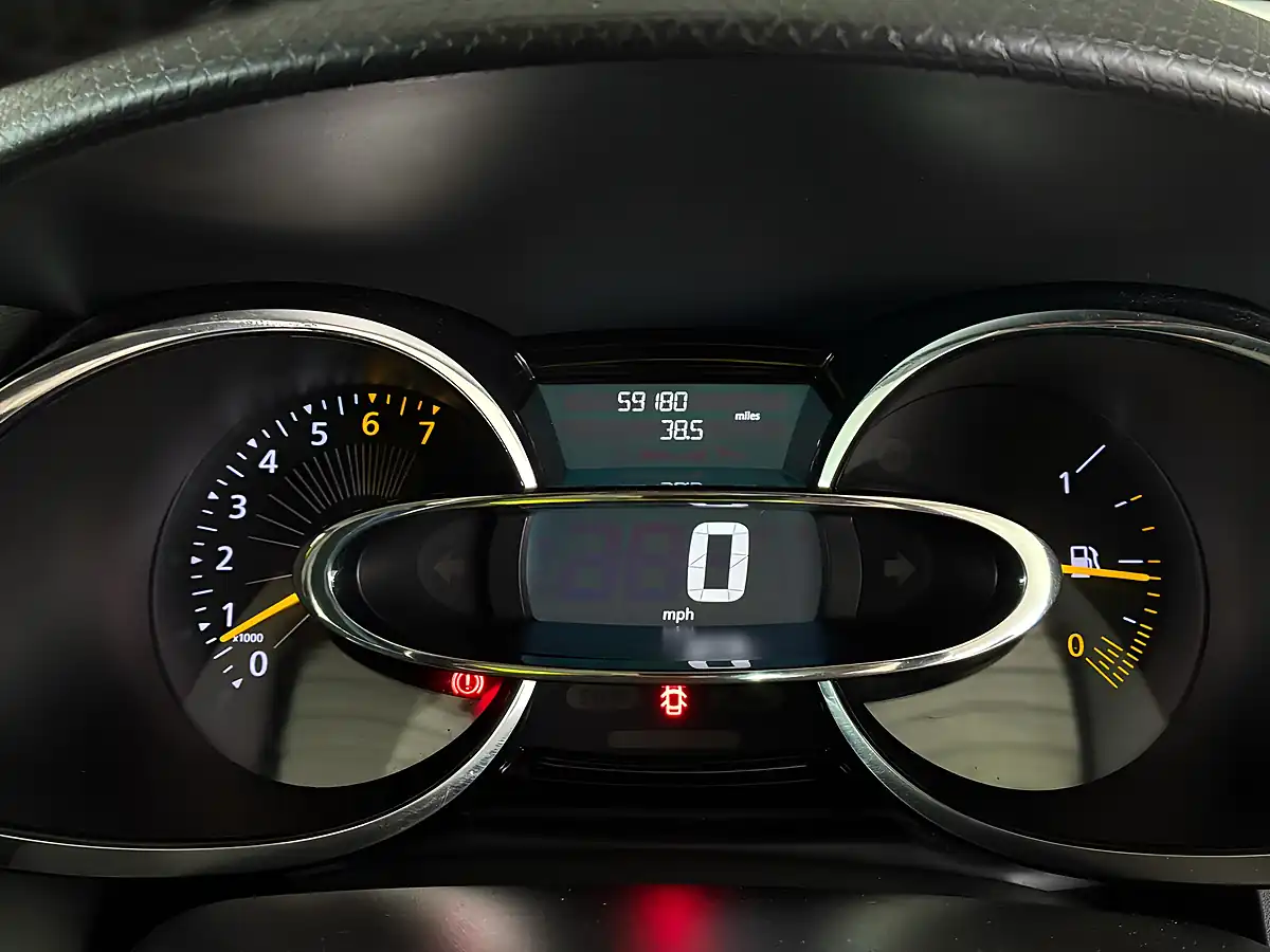 Used 2014 Renault Clio Dynamique Medianav Yellow - Interior and Exterior details 6