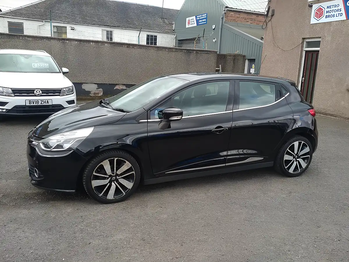 Used 2014 Renault Clio Dynamique S Medianav Black - Front View