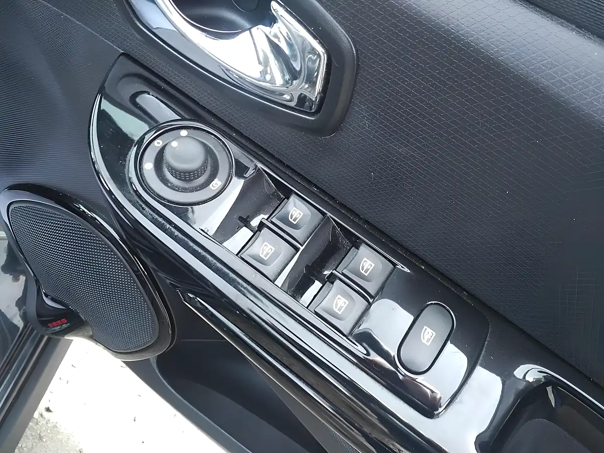 Used 2014 Renault Clio Dynamique S Medianav Black - Interior and Exterior details 19