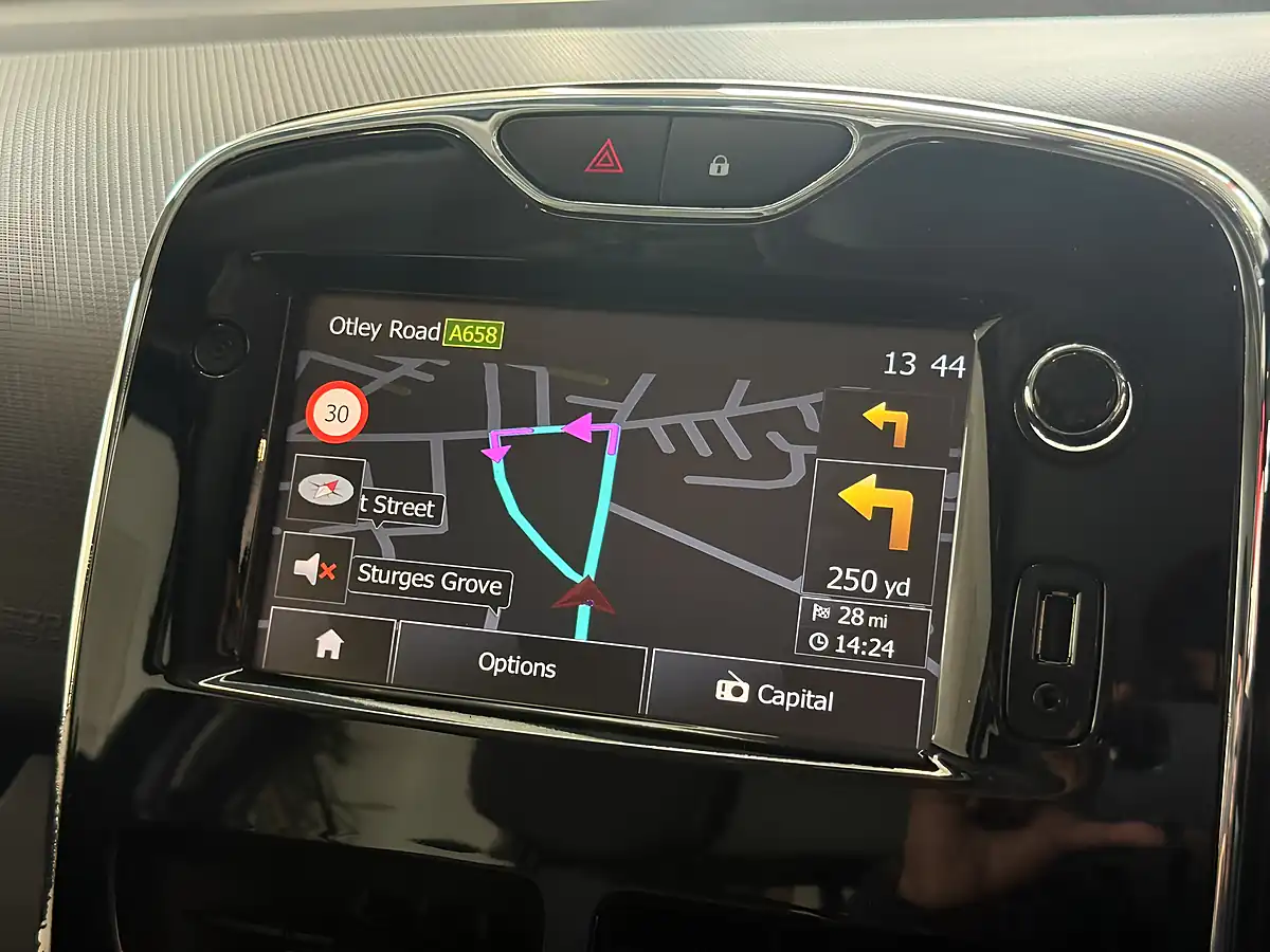 Used 2014 Renault Clio Dynamique S Medianav Black - Interior and Exterior details 16