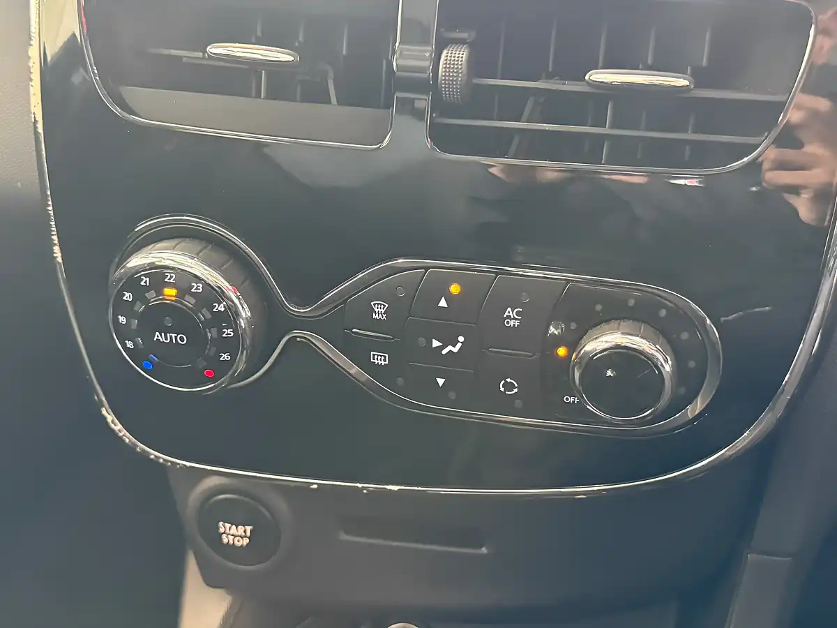 Used 2014 Renault Clio Dynamique S Medianav Black - Interior and Exterior details 17