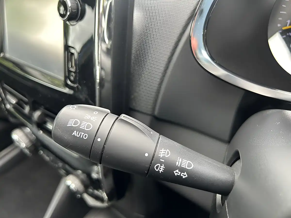 Used 2014 Renault Clio Dynamique S Medianav Blue - Interior and Exterior details 19