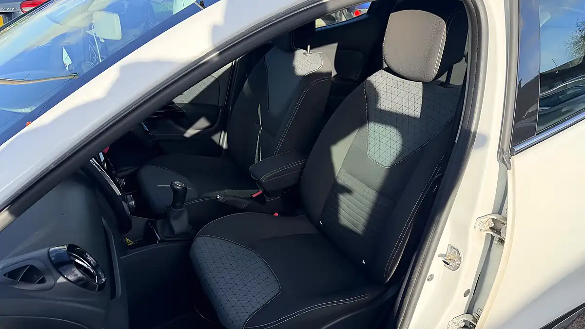 Used 2014 Renault Clio Dynamique S Medianav Glacier White - Interior and Exterior details 12