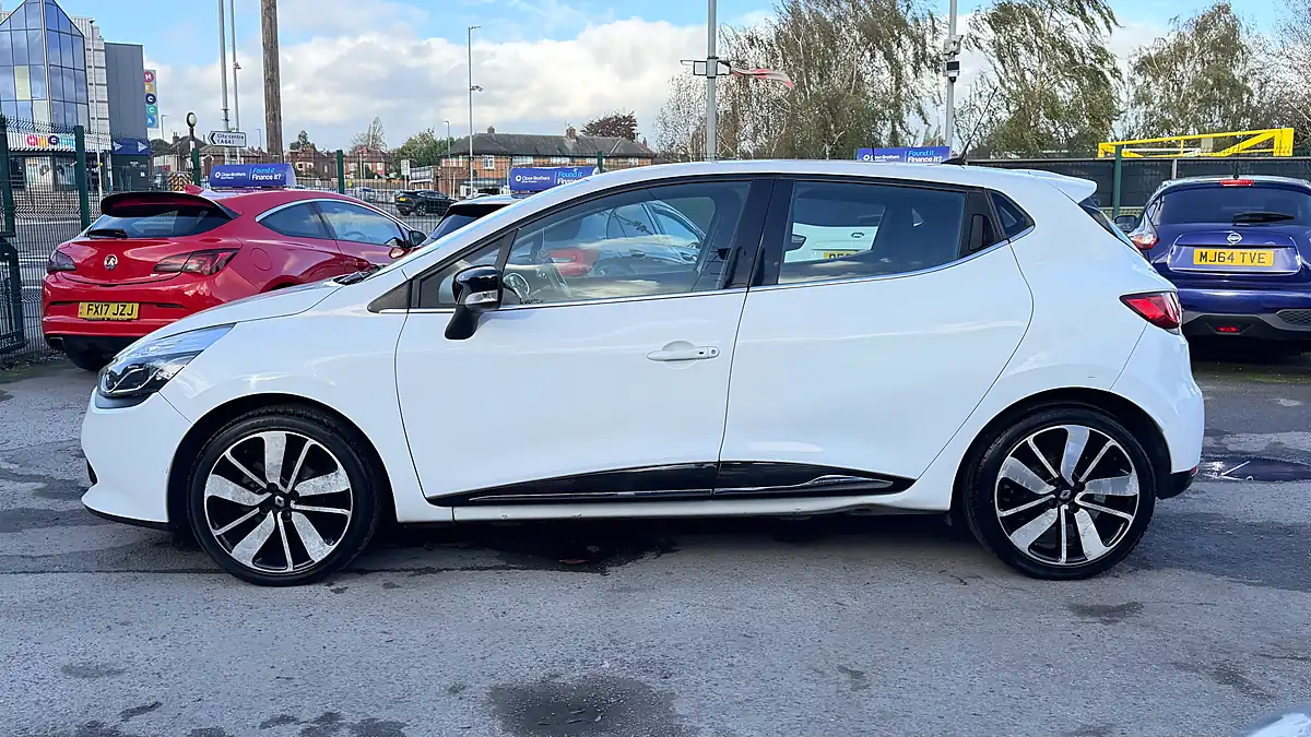Used 2014 Renault Clio Dynamique S Medianav Glacier White - Interior and Exterior details 6