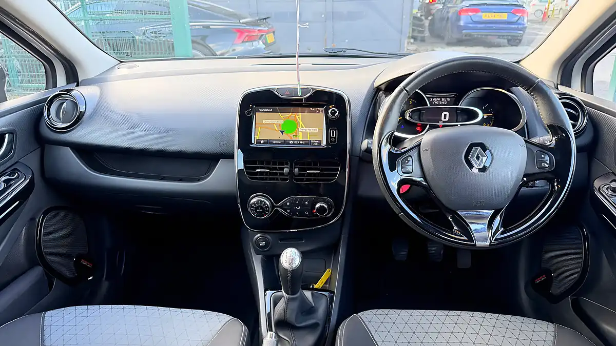 Used 2014 Renault Clio Dynamique S Medianav Glacier White - Interior and Exterior details 9