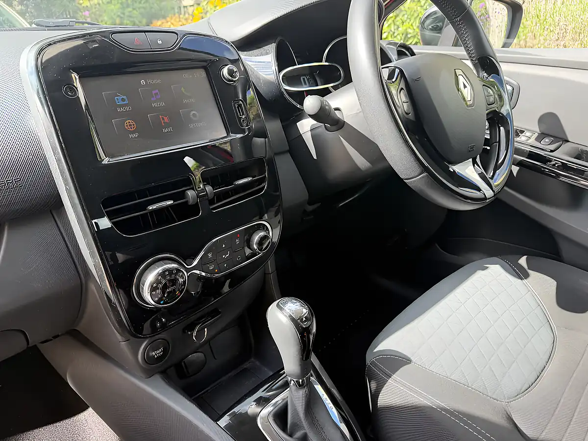 Used 2014 Renault Clio Dynamique S Medianav Pearl Red Metallic - Interior and Exterior details 17