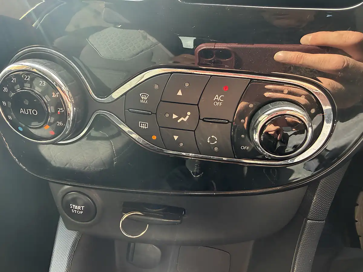 Used 2014 Renault Clio Dynamique S Medianav Pearl Red Metallic - Interior and Exterior details 20