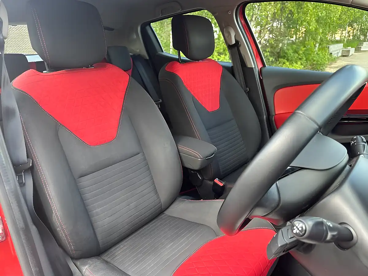Used 2014 Renault Clio Dynamique S Medianav Red - Interior and Exterior details 18
