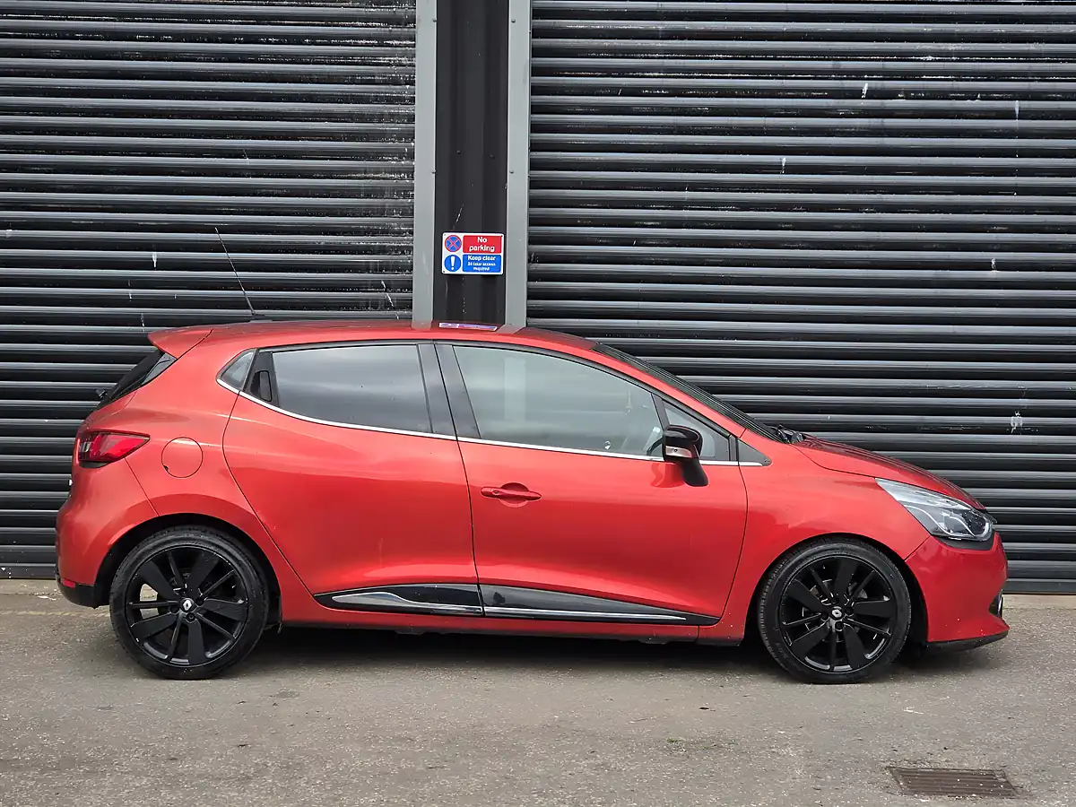 Used 2014 Renault Clio Dynamique S Medianav Red - Interior and Exterior details 7