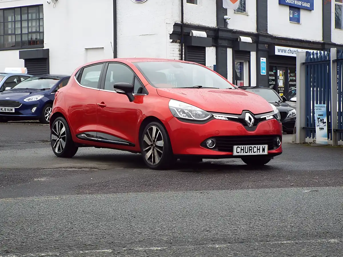 Used 2014 Renault Clio Dynamique S Medianav Red - Interior and Exterior details 14