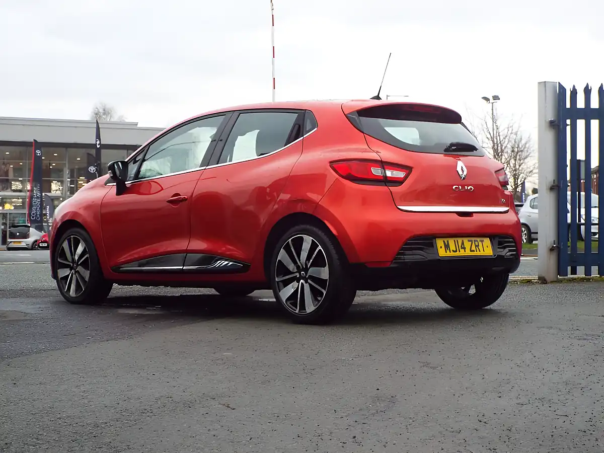 Used 2014 Renault Clio Dynamique S Medianav Red - Interior and Exterior details 16