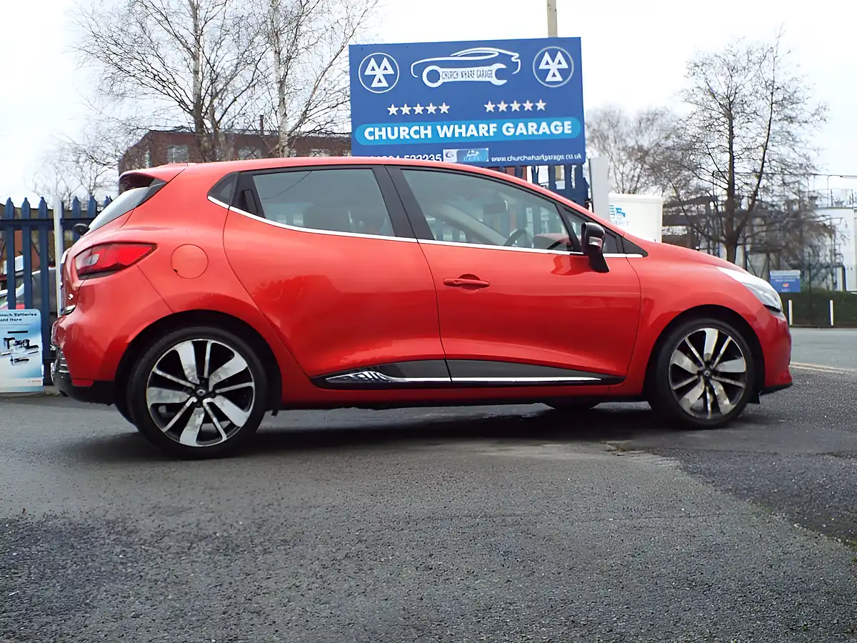 Used 2014 Renault Clio Dynamique S Medianav Red - Interior and Exterior details 18