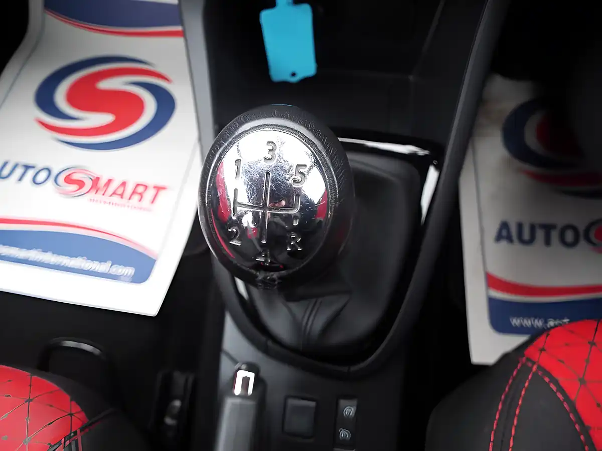 Used 2014 Renault Clio Dynamique S Medianav Red - Interior and Exterior details 20