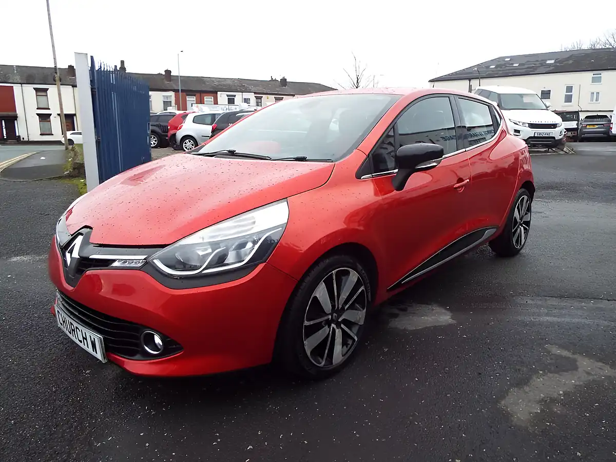 Used 2014 Renault Clio Dynamique S Medianav Red - Interior and Exterior details 3