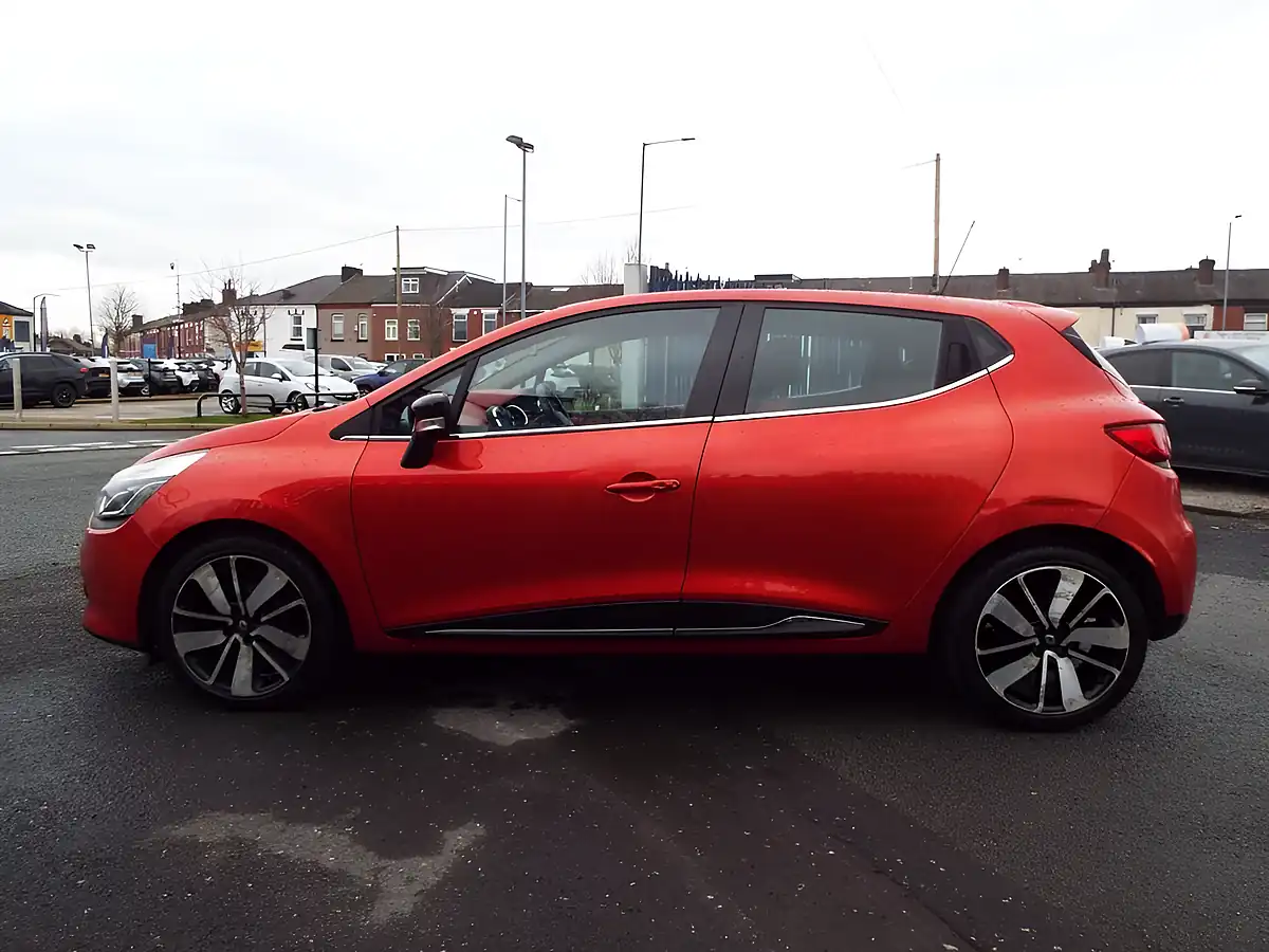 Used 2014 Renault Clio Dynamique S Medianav Red - Interior and Exterior details 4