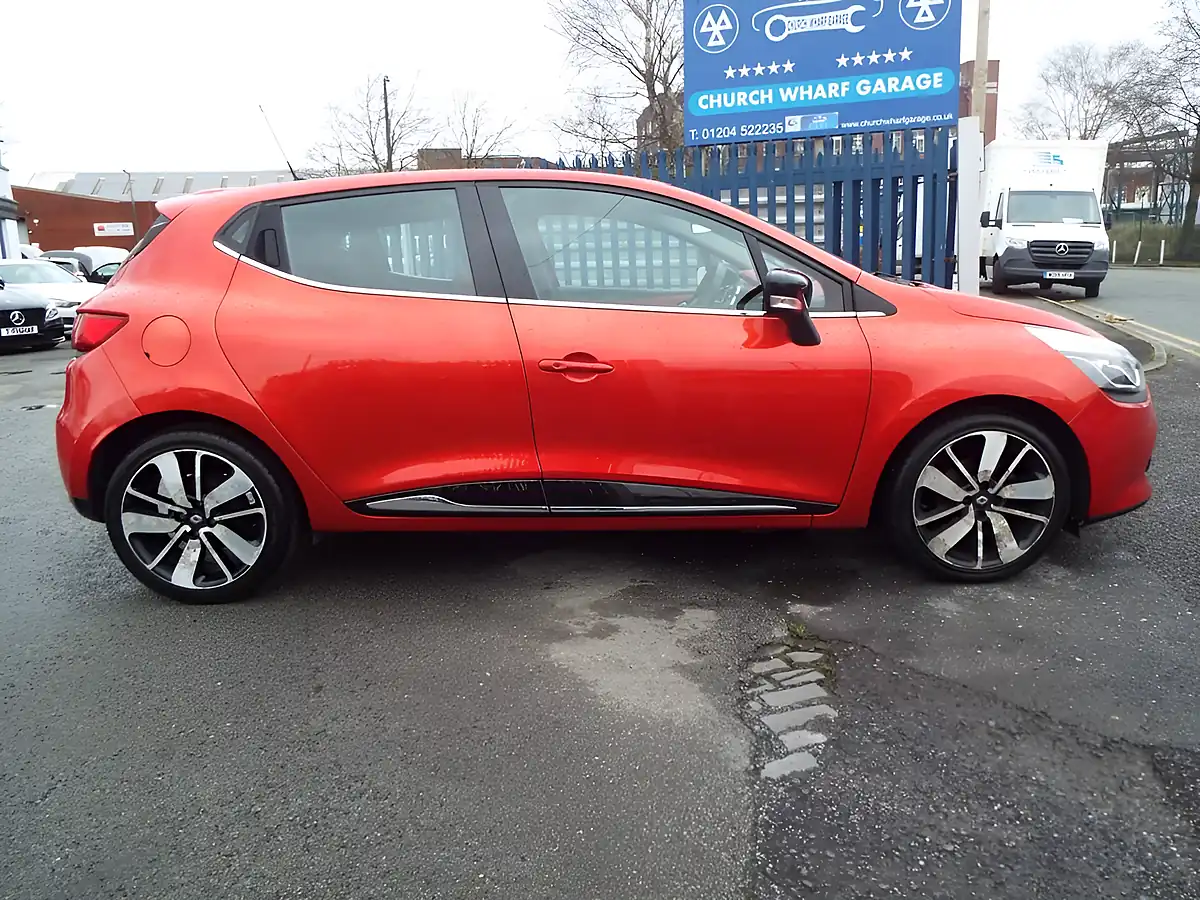 Used 2014 Renault Clio Dynamique S Medianav Red - Interior and Exterior details 8