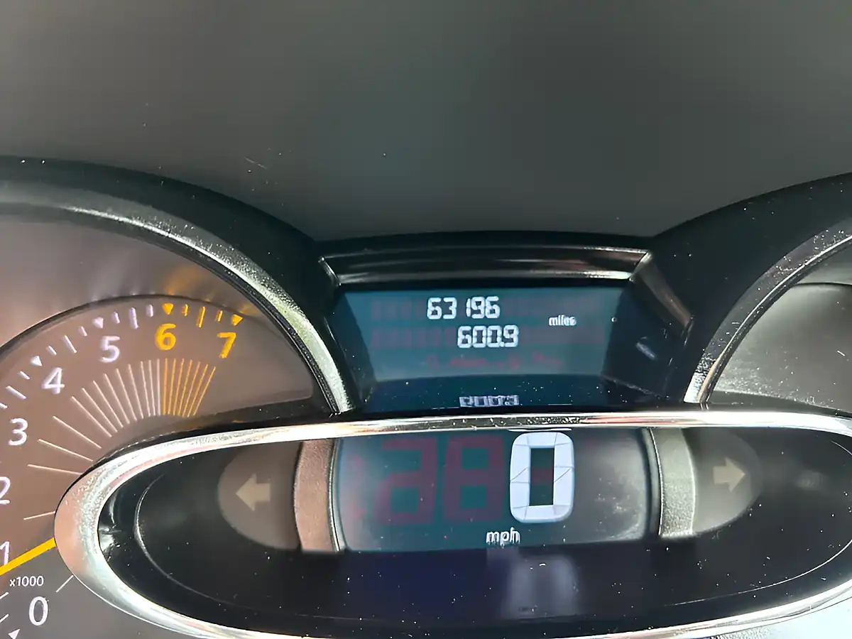 Used 2014 Renault Clio Expression + Red - Interior and Exterior details 16