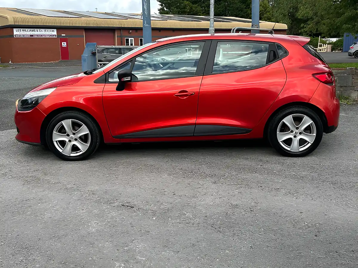 Used 2014 Renault Clio Expression + Red - Interior and Exterior details 8