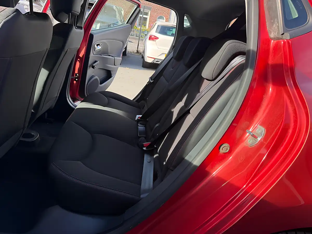 Used 2014 Renault Clio Expression Red - Interior and Exterior details 15