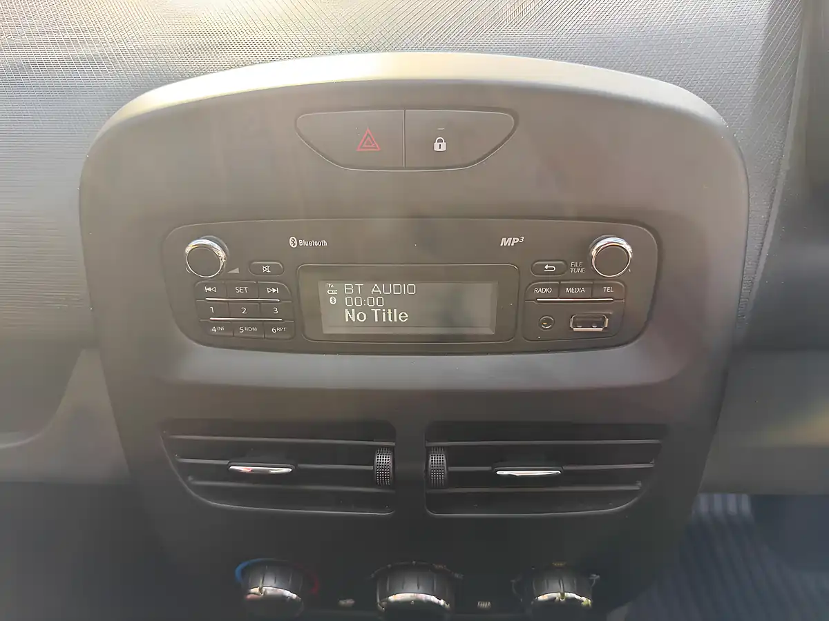 Used 2014 Renault Clio Expression Red - Interior and Exterior details 18