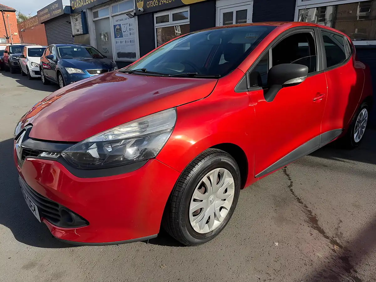 Used 2014 Renault Clio Expression Red - Interior and Exterior details 5