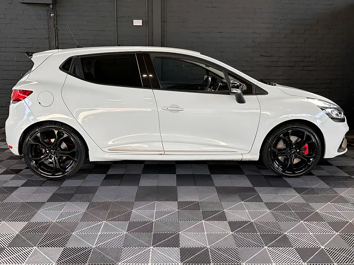 Used 2014 Renault Clio Renaultsport Glacier White - Interior and Exterior details 14