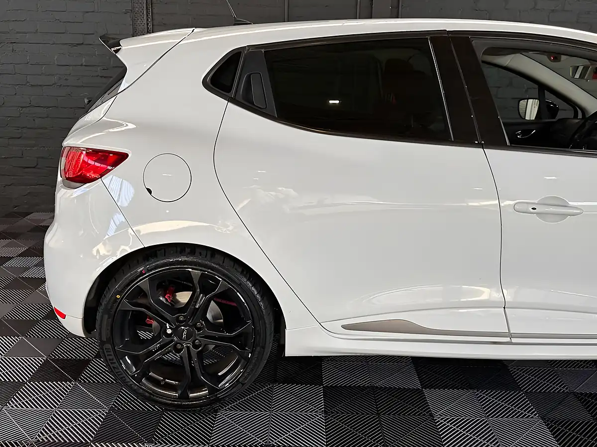 Used 2014 Renault Clio Renaultsport Glacier White - Interior and Exterior details 15