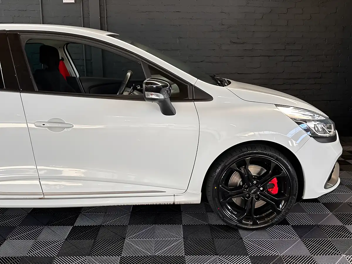 Used 2014 Renault Clio Renaultsport Glacier White - Interior and Exterior details 16