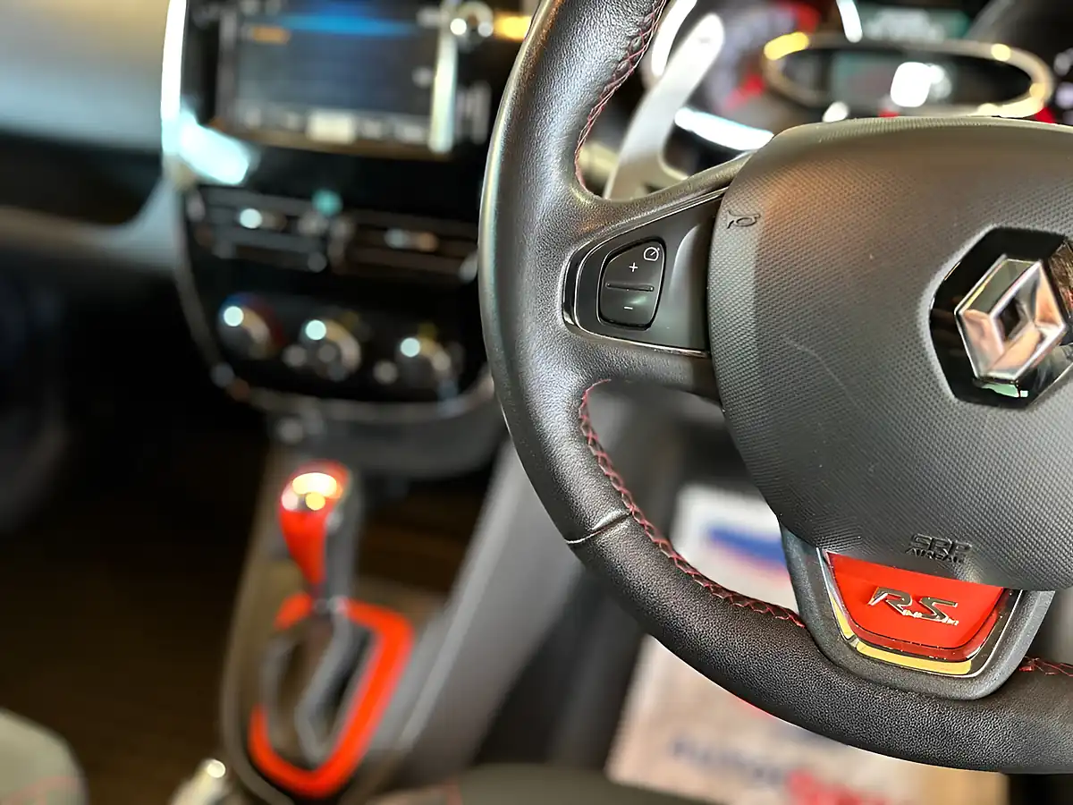 Used 2014 Renault Clio Renaultsport Glacier White - Interior and Exterior details 18