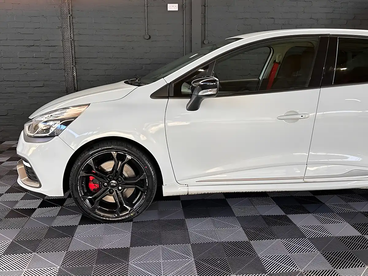 Used 2014 Renault Clio Renaultsport Glacier White - Interior and Exterior details 3
