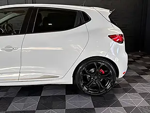 Used 2014 Renault Clio Renaultsport Glacier White - Interior and Exterior details 4